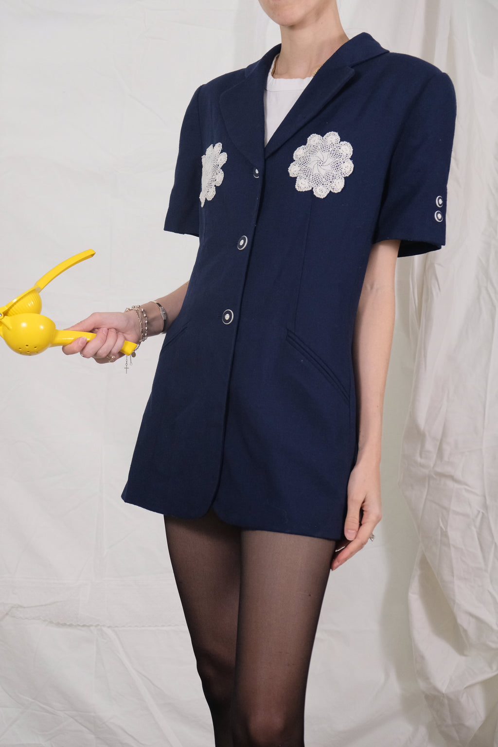 Blue short sleeve blazer, with dollies on the bust. 